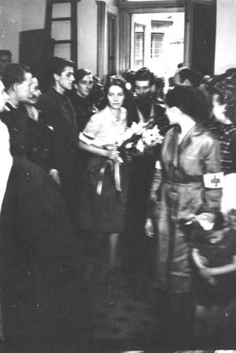 'Ślub powstańczej pary - Alicji Treutler i Bolesława Biegi' E. Lokajski z kolekcji Muzeum Powstania Warszawskiego